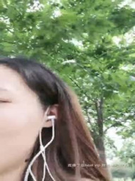 颜值不错少妇在家大黑牛自慰，再和炮友开车户外停路边车内口交骑乘啪啪，开裆肉丝震动非常诱人