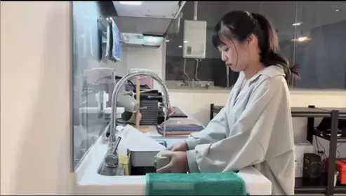 学生家长来电话也得继续操，超刺激对白，手势验证