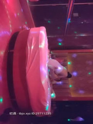 【寻花探穴】情趣酒店圆床房，粉红主题氛围好，小姐姐肚兜，女仆装来回换，淫荡激情含着鸡巴不松口