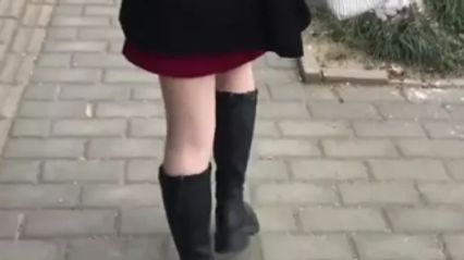 街头偷拍抄底 美女在猎物之间游走，寻找最佳时机，偷偷捕捉她们最性感的瞬间