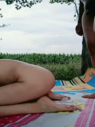 户外苞米地地头跟姐夫偷情啪啪，黑丝情趣给姐夫来个胸推口活，主动上位激情啪啪，浪荡呻吟不止精彩刺激不断