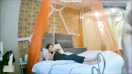 精品酒店偷拍年轻漂亮的大眼美女被中年男激烈抽插,叫...