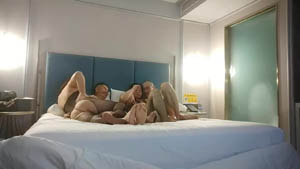 两男一女淫乱一整夜风骚御姐被这俩猛男玩得够呛