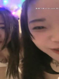 两个胸前纹身萝莉萌妹子双女自摸诱惑，脱光光手指扣逼特写一个还来大姨妈