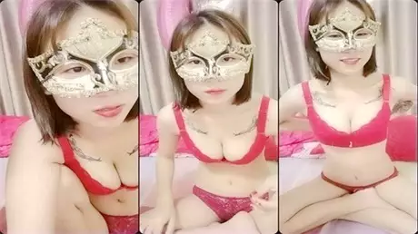 短发面具纹身萌妹子双人啪啪大秀口交再带套上位骑乘...